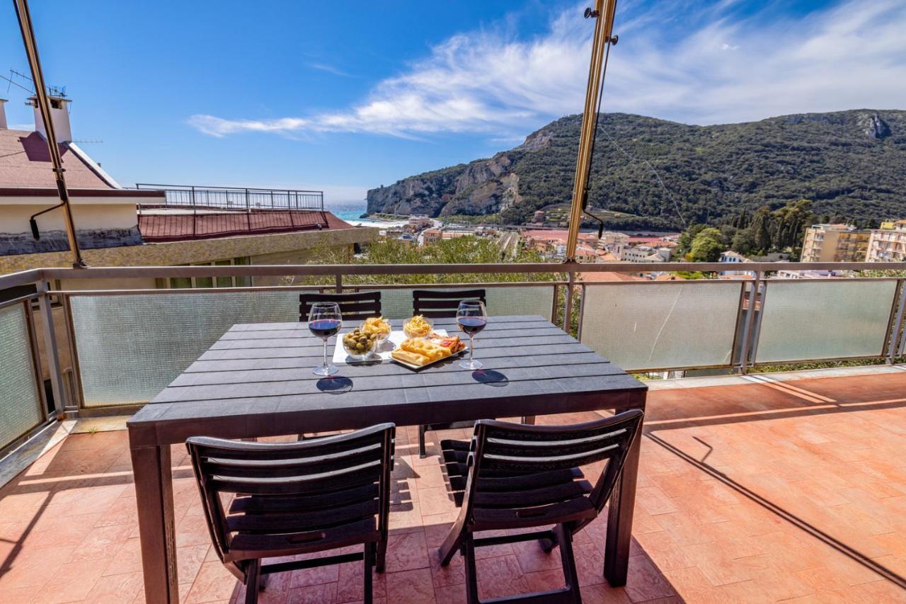 Casa Matilde - Appartamento Vista Mare - Con Posto Auto Finale Ligure Kültér fotó